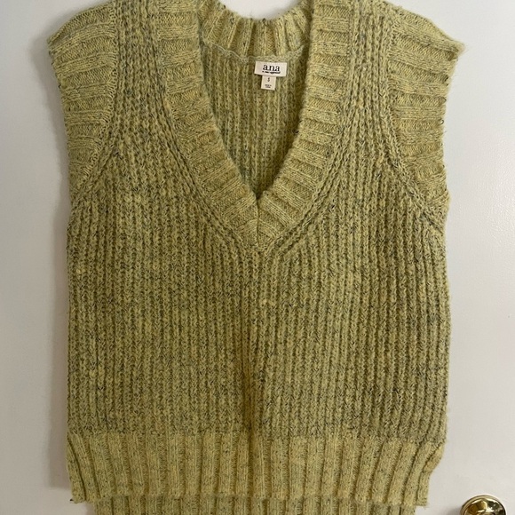 a.n.a Sweaters - A.n.a. Light Green Short Sleeve Sweater in size Small